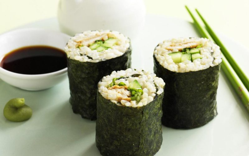 Σούσι λαχανικών με καστανό ρύζι